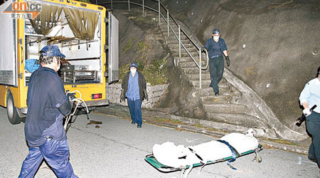 死者林凱明的遺體被抬落山等候運送殮房。（劉展威攝）