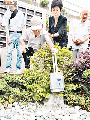 華人永遠墳場管理委員會推廣紀念花園撒骨灰服務。（翁志偉攝）