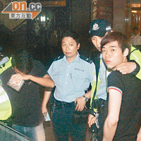 兩名男乘客被警方帶走助查。（梁國雄攝）