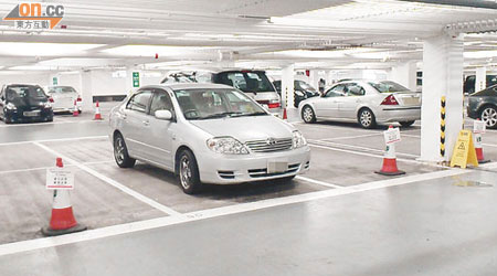 領匯轄下大元邨停車場內多個車位被封。