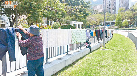 馬路旁的欄杆放滿非法晾曬衣物，除有礙觀瞻亦欠衞生。