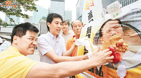 示威者向貪曾肖像怒掟塗上雞蛋、番茄及花生醬混合物的尿片。（盧志燊攝）