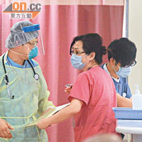 急症室醫護人員配備面罩、手套及保護衣應對禽流感。