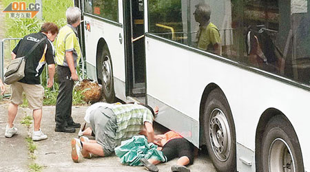 婦人被撞捲入巴士底，其丈夫在旁呼叫她，惜最終傷重不治。（讀者提供）