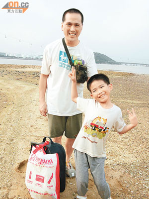 雷先生愛與兒子到東涌灣摸摸蜆，玩玩水。