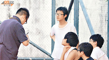 落海救人不果的陳姓學生（左二）向警員講述經過。