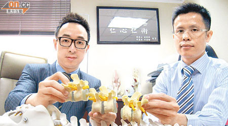 王嘉暉（左）及何應輝均表示，踩背按摩隨時可導致脊椎移位。（張美蘭攝）