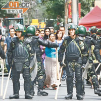 去年七月發生維吾爾族打砸搶燒的暴力事件後，烏魯木齊警方全副武裝在街頭巡邏。