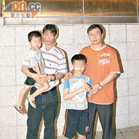 前年九月，黃童（右二）曾帶同堂弟離家擬往迪士尼樂園遊玩，在欣澳站被尋回。