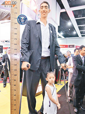 全球最高的男子來自土耳其，身高達八呎三吋。（胡耀威攝）
