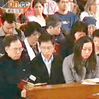 邱詠筠（左三）與男友曾慶淳（左二）曾陪伴曾蔭權到澳門一教堂。