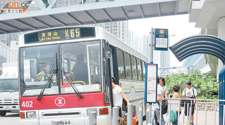 K65線全線仍沿用單層單門的陳舊巴士，被指無法滿足乘客需求。 
