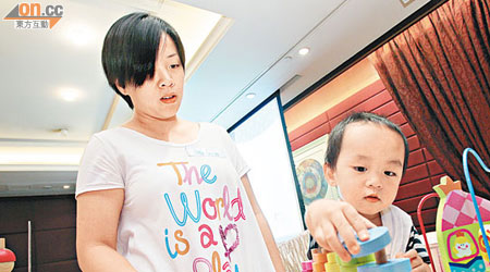 王太早於一年前為其兩歲七個月大的兒子報讀十一間幼稚園。（胡耀威攝）