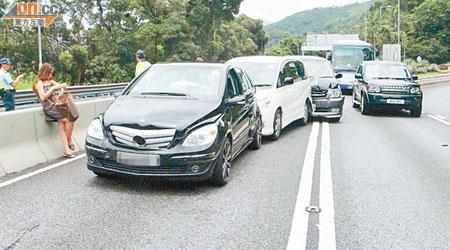 出九龍線六車相撞後，堵塞一條行車線。（曾志恒攝）