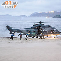 墮崖男子由直升機送到毗鄰沙灘。