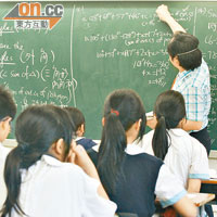 教師常仰起頭寫黑板，學生常坐定定聽書，都易引起脊骨問題。