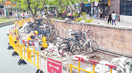 已圍封的工程範圍內仍有單車停泊，路政署卻指不影響工程進行。