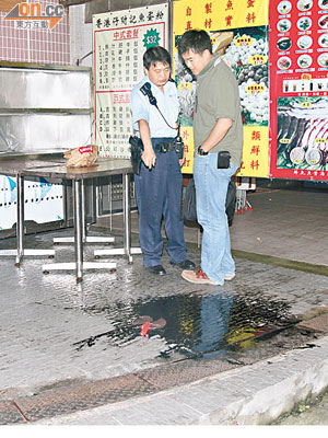 粉麵店門外留下大攤黑油，警員在現場調查。（葉嘉文攝）