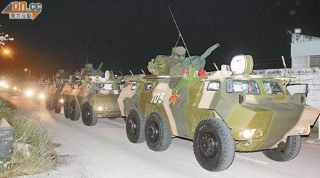 石崗直擊<BR>由裝甲車及工程車組成的解放軍車隊前晚來港。（楊日權攝）