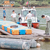 漁護署職員於現場檢視兩條木製浮橋。