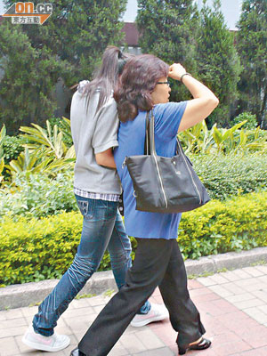 十六歲被告吳婉琳（左）在庭上痛哭表示後悔，保釋後與母親離開法院。