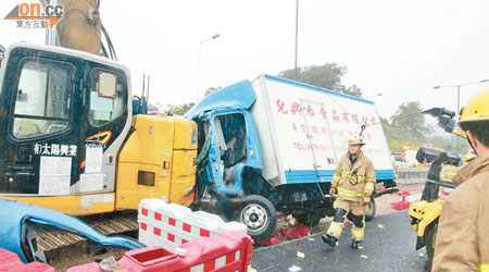 貨車剷落工地直撞挖泥車。