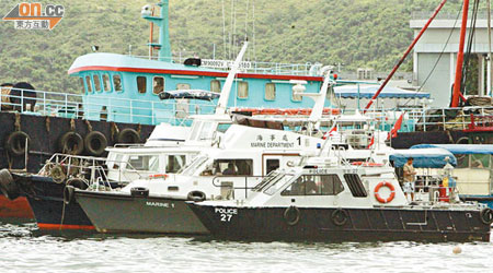發生碰撞的海事處船隻停於西貢碼頭對開，水警輪泊近進行調查。（趙瑞麟攝）