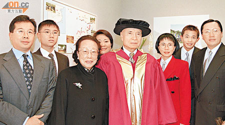 陳廷驊與妻子楊福和（左三）、女兒陳慧芳（右三）、陳慧慧（左四）出席頒授榮譽學位典禮。