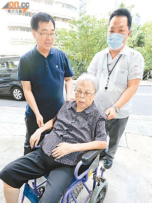 葉先生（左）昨陪伴坐輪椅岳母到港中求診。