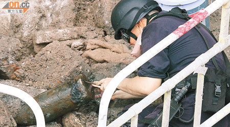 警方爆炸品處理課人員檢查二戰日軍遺下穿甲彈。（陳展鴻攝）