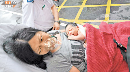剛出生男嬰伏於母親懷中，一同送院檢驗。