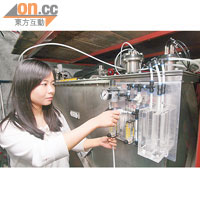 梁嘉怡負責控制實驗室內的氡氣含量。