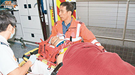 傷者戴上氧氣罩昏迷送院搶救。 （譚珮蓮攝）
