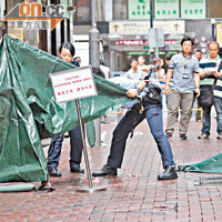 警方架起帳篷將死者屍體遮蓋。