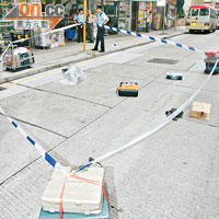 警員封鎖五金店現場調查，多部小型機器被擲出街外。