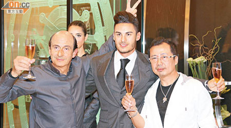 Richard Mille主席Richard Mille（左起）高舉勝利手勢，與世界第一男模Baptiste Giabiconi及亞太區行政總裁陳偉為新店剪綵。（黃彥聰攝）
