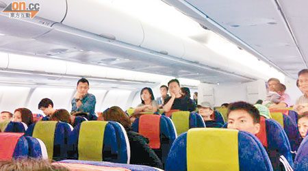 香港快運<br>乘客被困飛往沖繩的客機上，一度鼓譟。