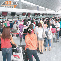 香港航空公司連串事故引起乘客強烈不滿。（吳欽旺攝）