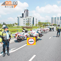 警方在不同路段設置路障截停超速車輛。