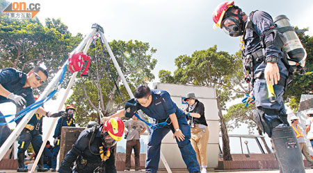 警方重點及搜查組昨深入沙井進行搜查，保安嚴密。（蘇文傑攝）