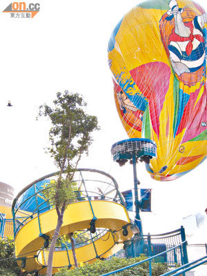 熱氣球突飄離正常降落區撞向燈柱，載客籃傾斜飛落花叢。（梁耀榮攝）