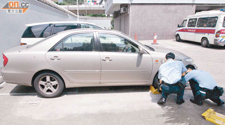 警員檢查被截的涉案私家車。（吳華盛攝） 