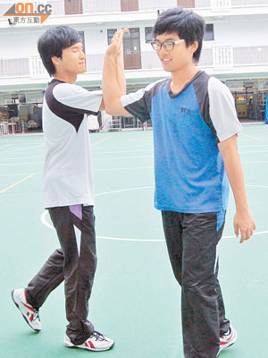 王紹聰（右）與王紹銳分別擔任手球校隊左右翼，在運動場上盡顯默契。