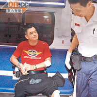 駕駛電單車男子（左）受傷送院治療。
