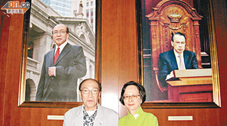 黃宏發（左）帶太太到立法會新大樓參觀自己嘅油畫肖像。（馮惠詩攝）