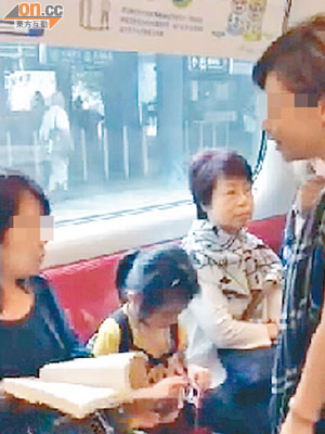 港女（左）與新加坡女子（右）在港鐵車廂內展開激烈爭吵。（互聯網圖片）