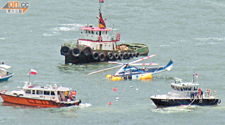 於一○年七月三日一架來往澳門與香港的直升機，因機尾螺旋槳散落飛脫急墜維港，在海中漂浮。
