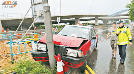 的士車頭凹陷，燈柱燈罩被撞甩。（張曉楠攝）