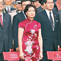 「第一夫人」梁振英太太唐青儀，桃紅色旗袍打扮，非常搶眼。