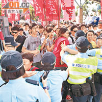 遊行人士與警方就開放東行行車線發生衝突。